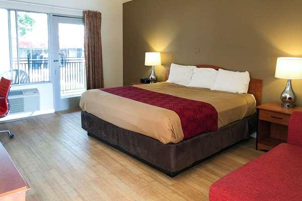 Econo Lodge  Inn & Suites Oakland Airport