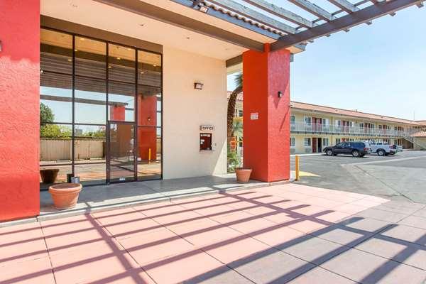 Econo Lodge Near Bakersfield Fairgrounds