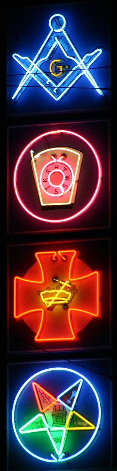 Rising Sun Lodge 29 Neon Sign at Night