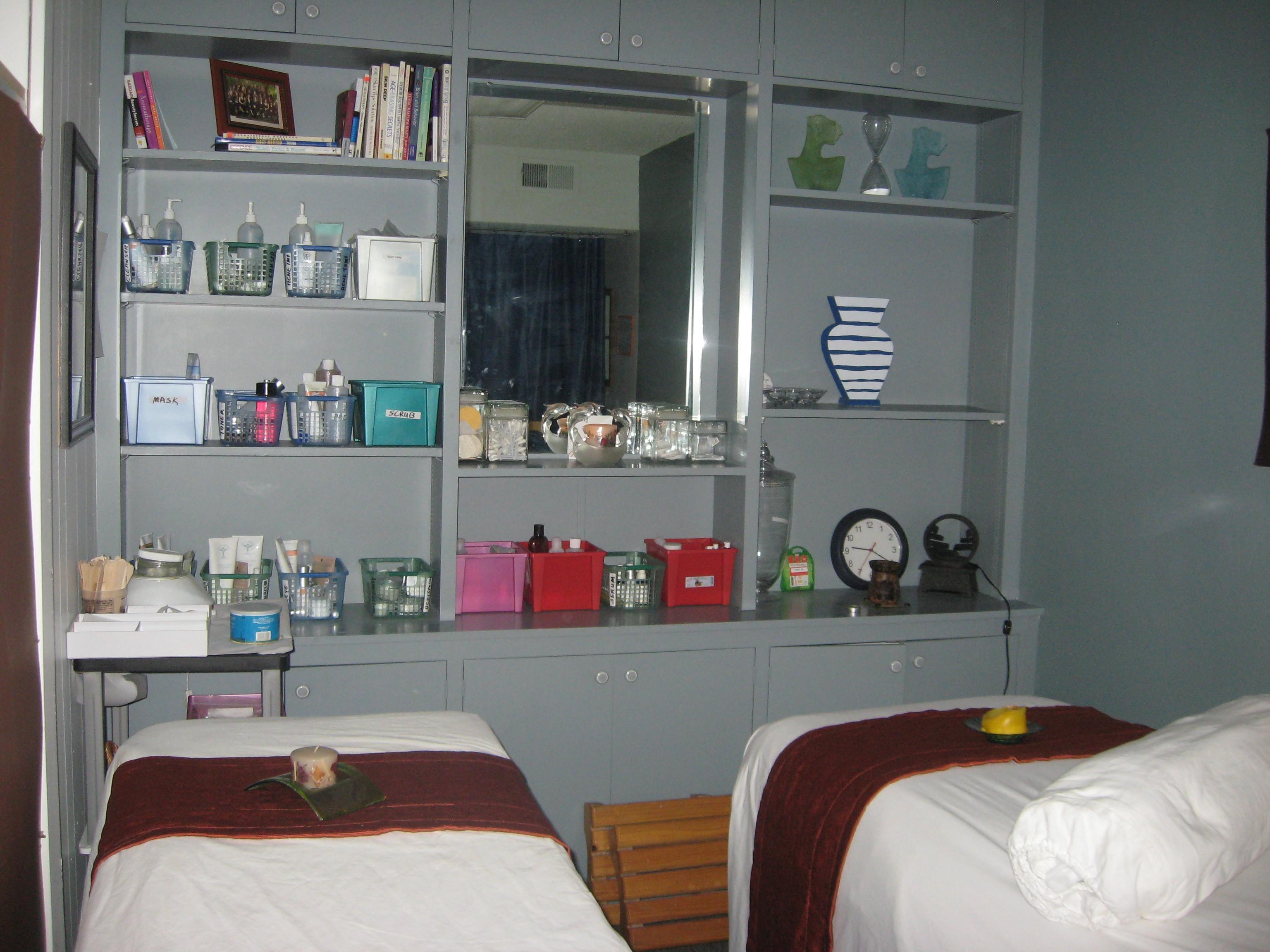 An intimate facial salon located in Canoga Park offers deep cleaning facials, effective skin and  body wrap treatments.