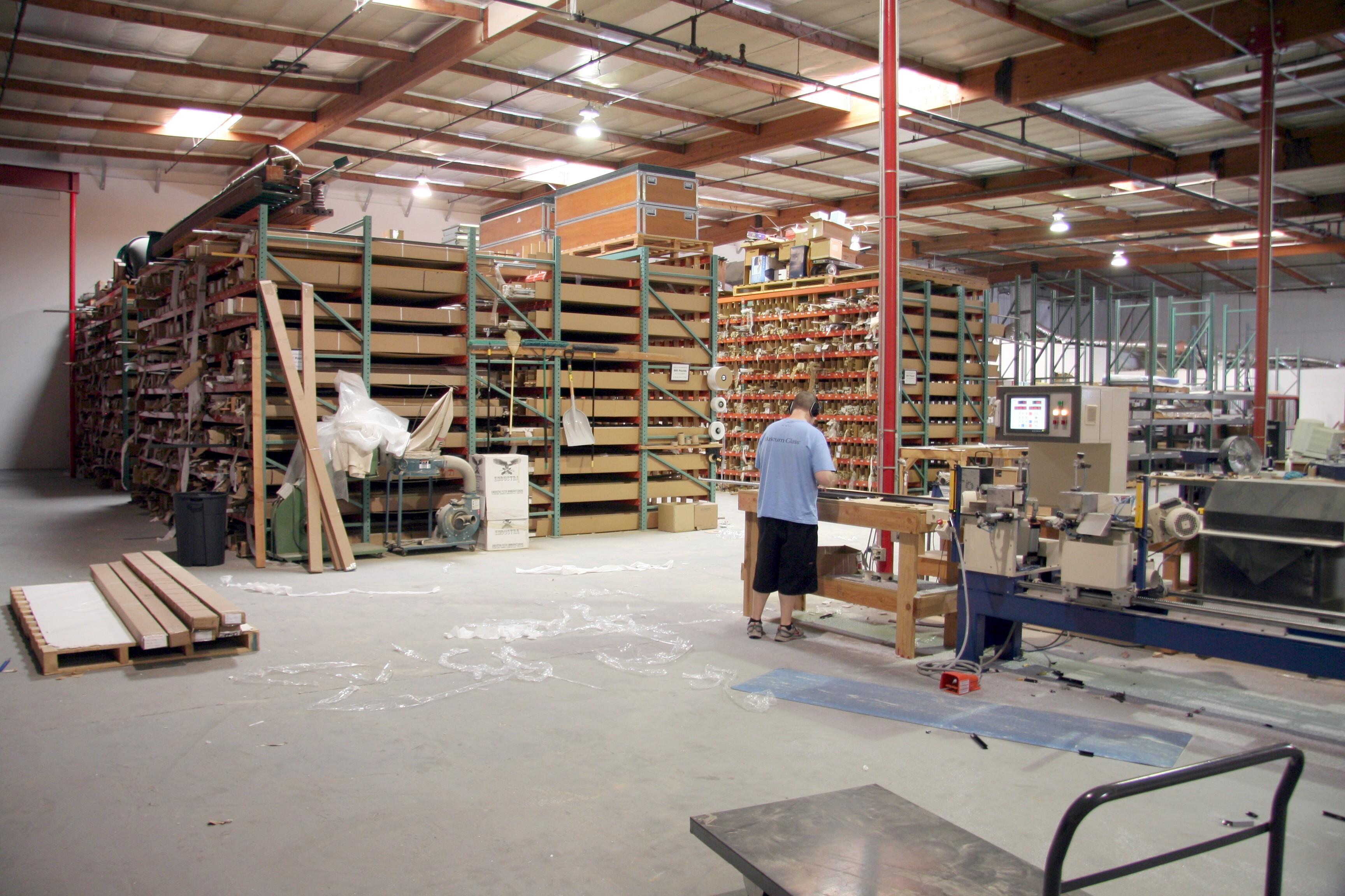 Ricardo cutting aluminum moulding for frames