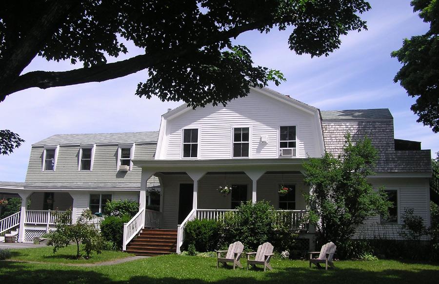 Front of Maple Hill Farm Inn in Hallowell/Augusta Maine