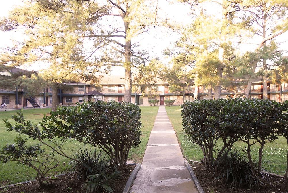 Courtyard Park Apartments