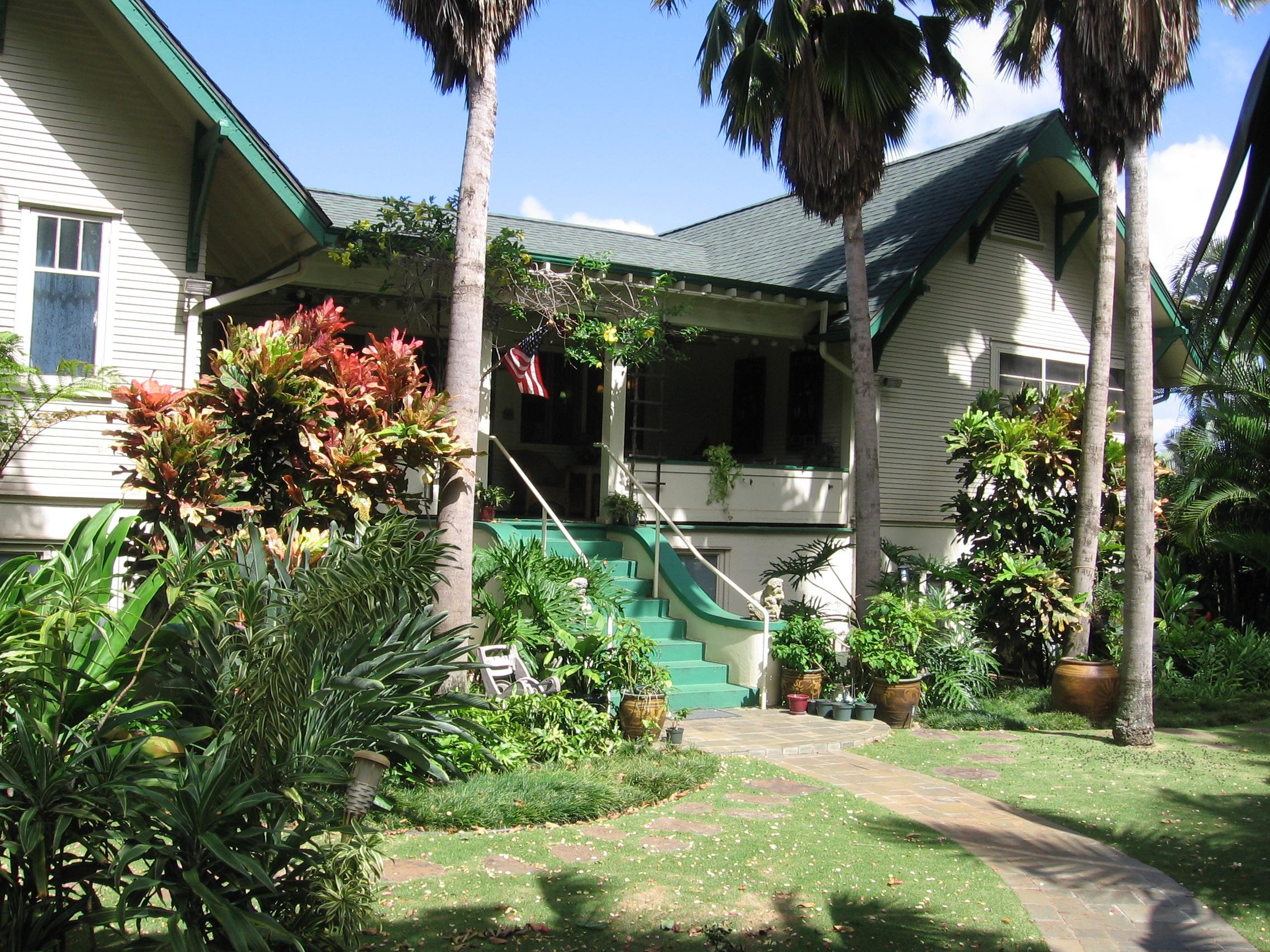 Old Wailuku Inn from the front lawn