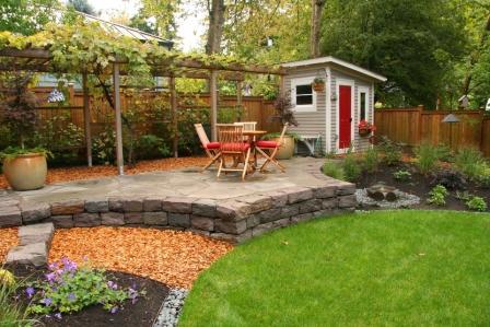 Elevated patio retaining wall