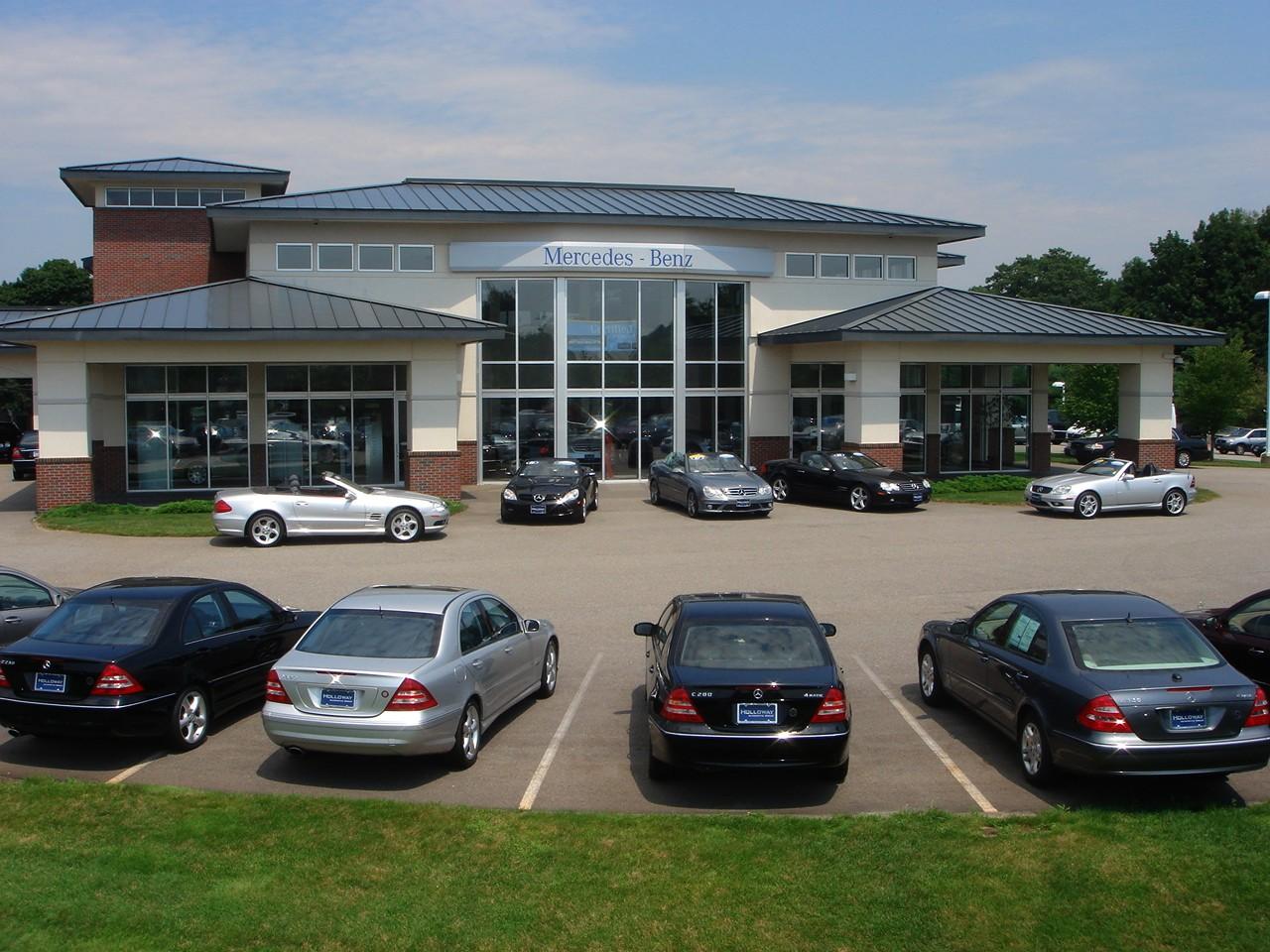 Dealership Front Shot of Holloway Automotive