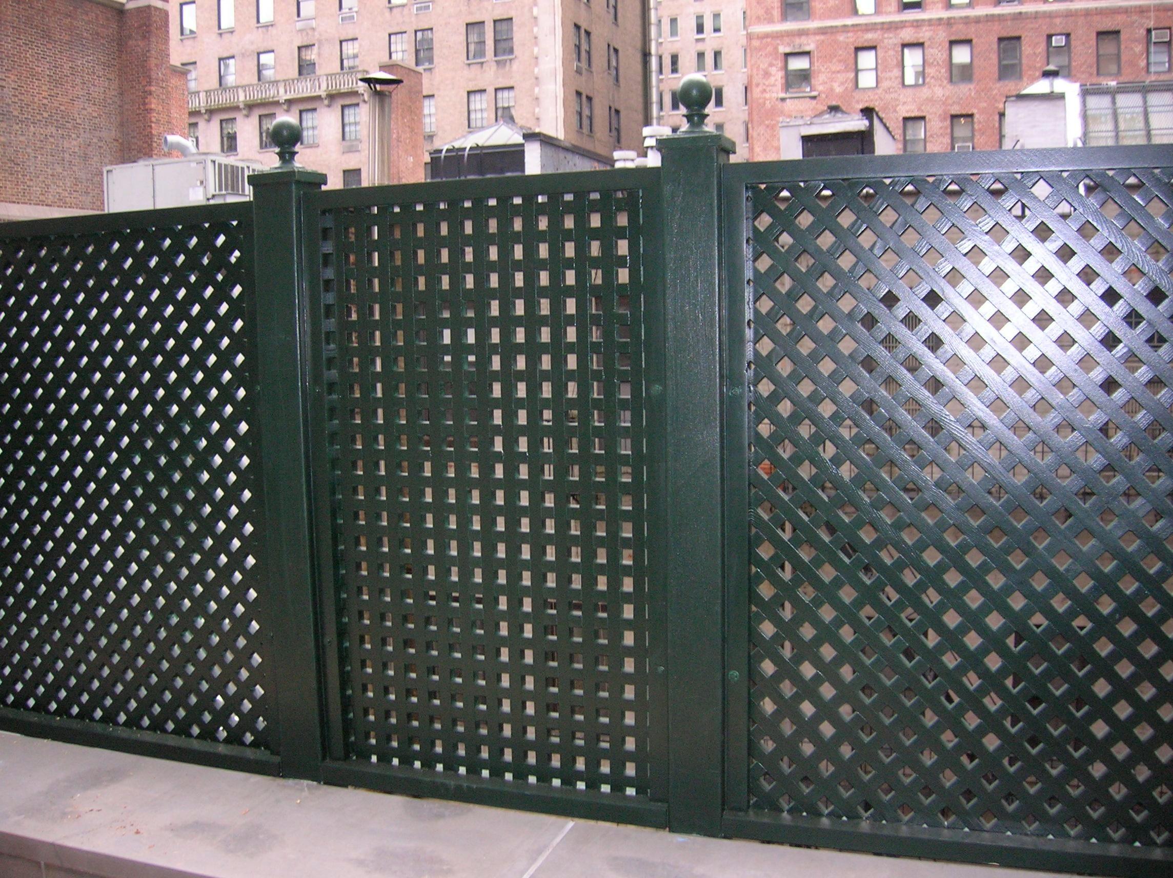 We build fences and all kinds of privacy structures to help you enjoy your rooftop. Our fence builders will make you something that will weather any storm, look great and be very functional too.