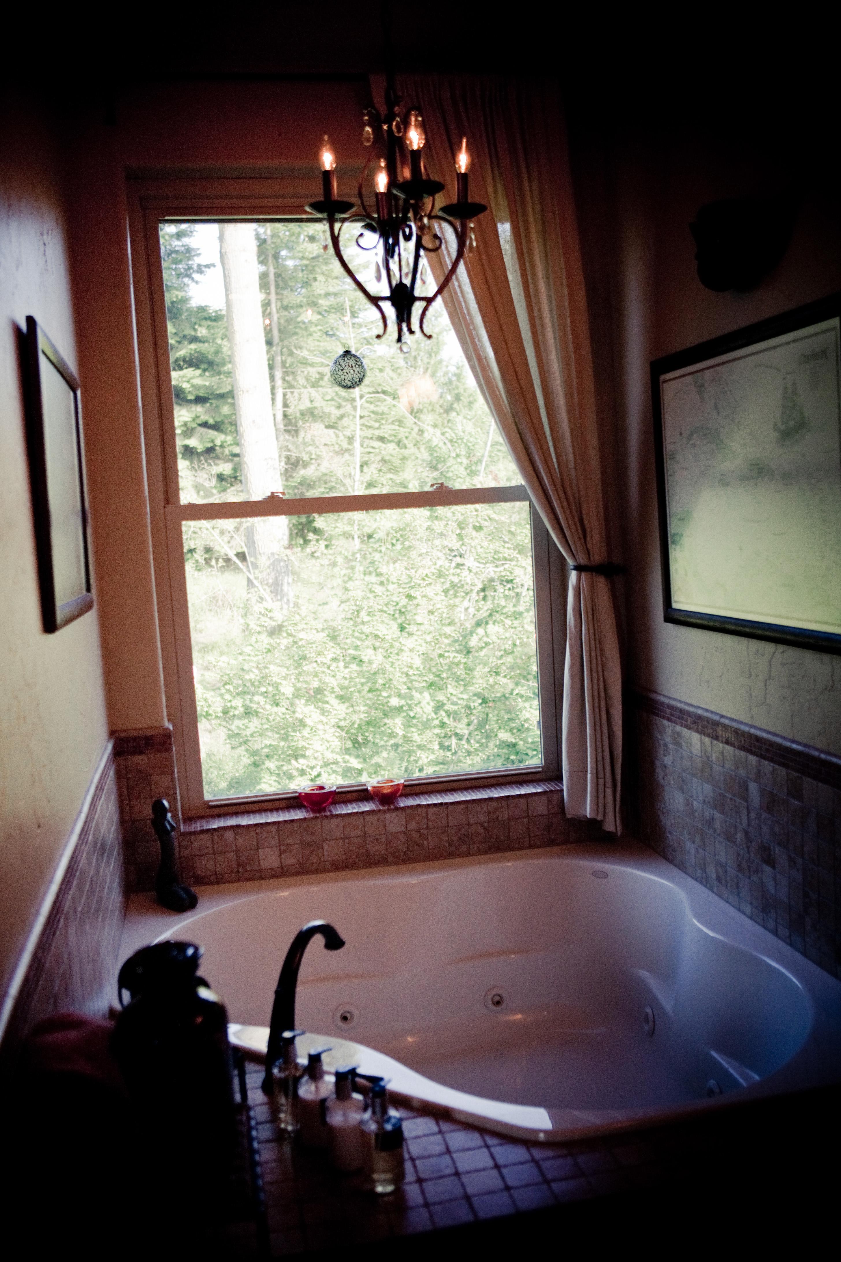 Romantic Jacuzzi Tub in Star of the North