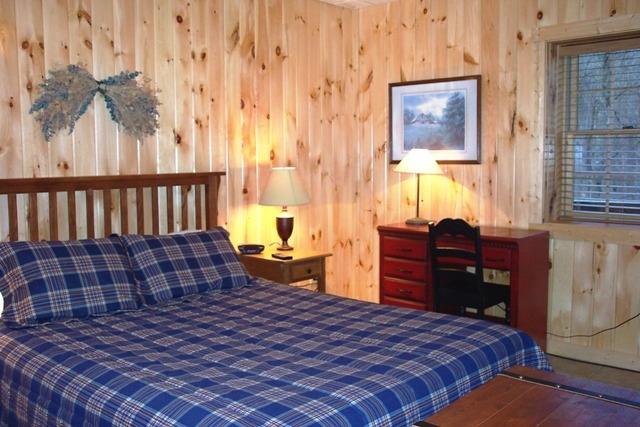 Arbor Den Log Cabin bedroom 3