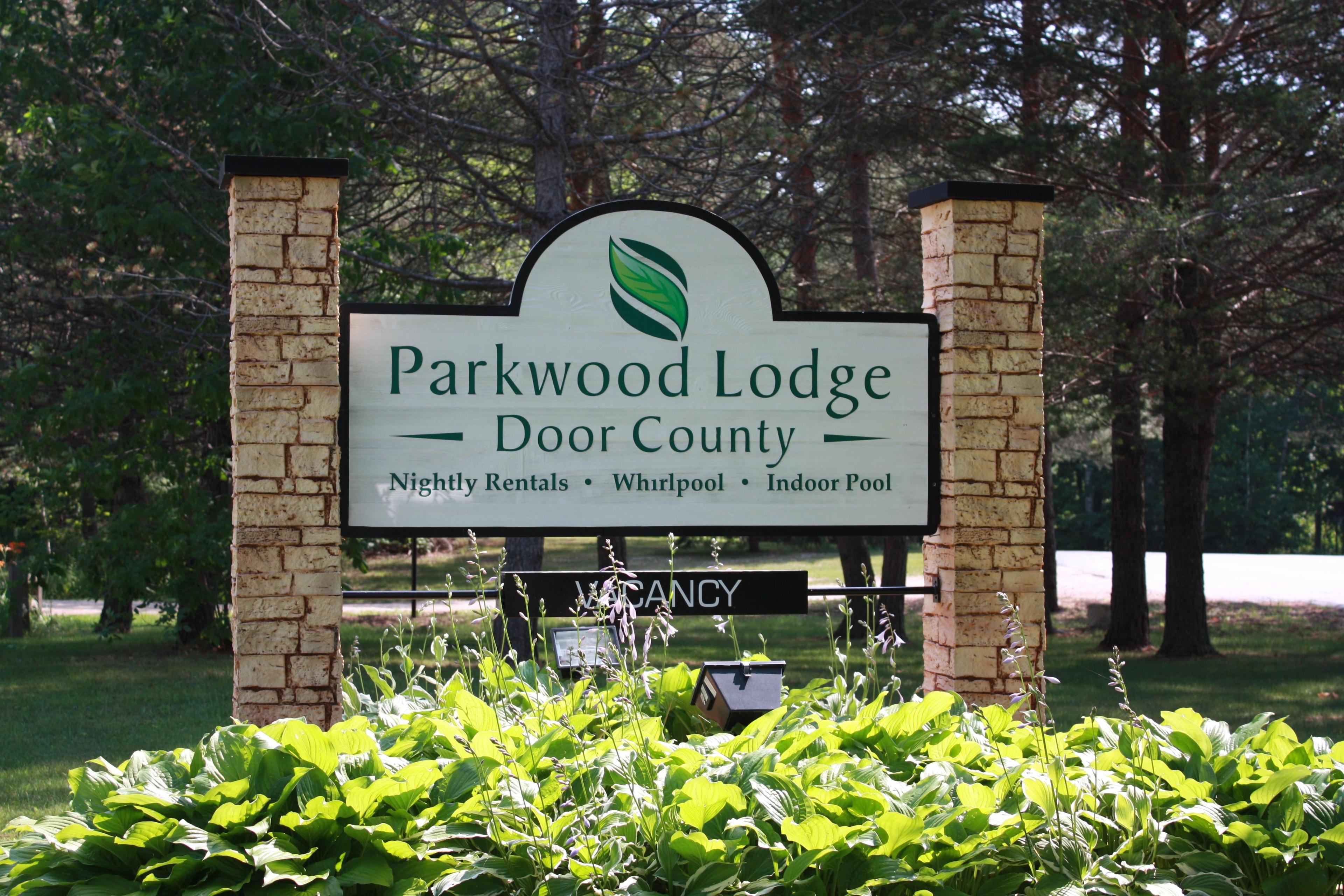 Parkwood Lodge - Door County sign