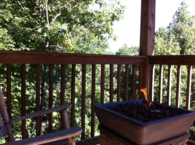 Enjoy Coffee or Hot Cocoa beside the outdoor fireplace that overlooks a pamoramic mountain view. Convenient to area trolly that can take you to Ober Gatlinburg. Skiing,snowboarding, and Ripley's Aquarium Nearby.