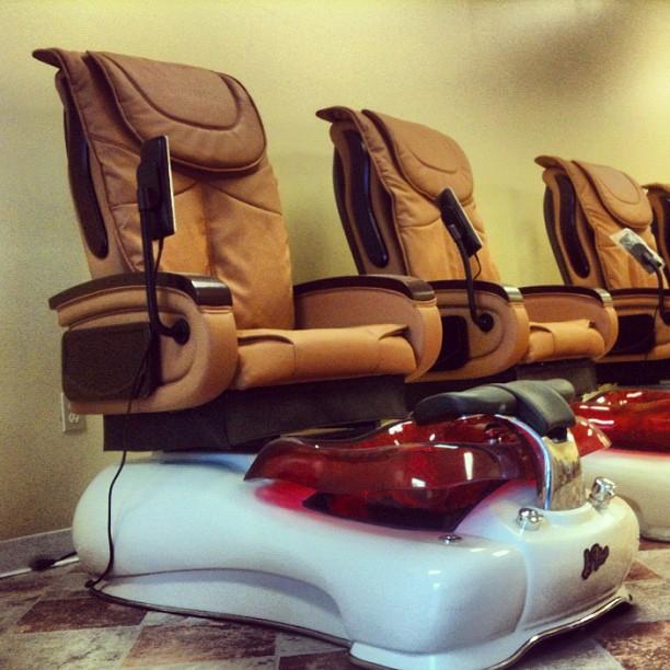 Our La Fleur pedicure chairs at the nail salon come with state-of-the-art roller back massage system.