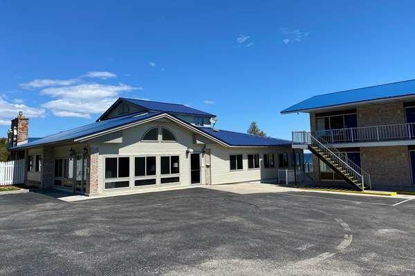 Days Inn & Suites By Wyndham St. Ignace Lakefront