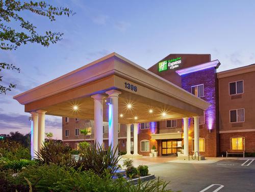 Holiday Inn Express & Suites Roseville - Galleria Area, an IHG Hotel