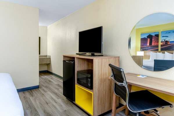 Days Inn & Suites By Wyndham Clovis