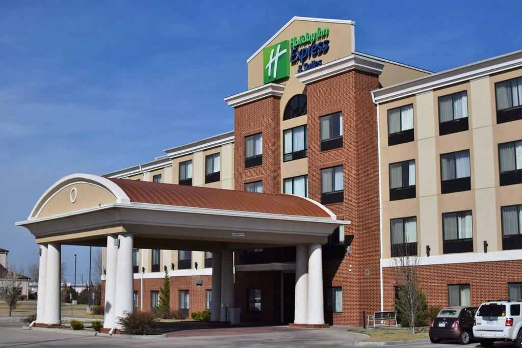 Holiday Inn Express & Suites Pratt, an IHG Hotel