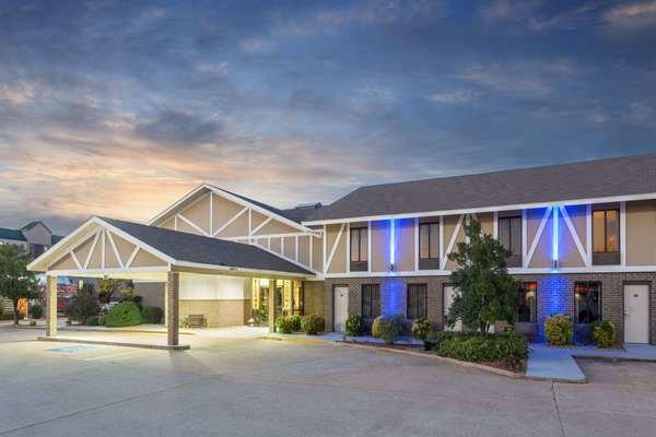 Super 8 By Wyndham Bentonville