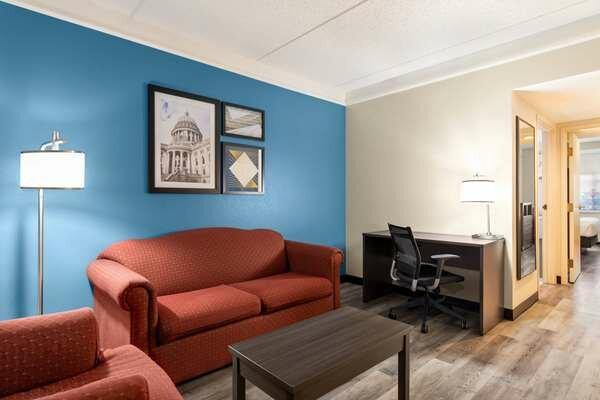 La Quinta Inn & Suites By Wyndham Madison American Center