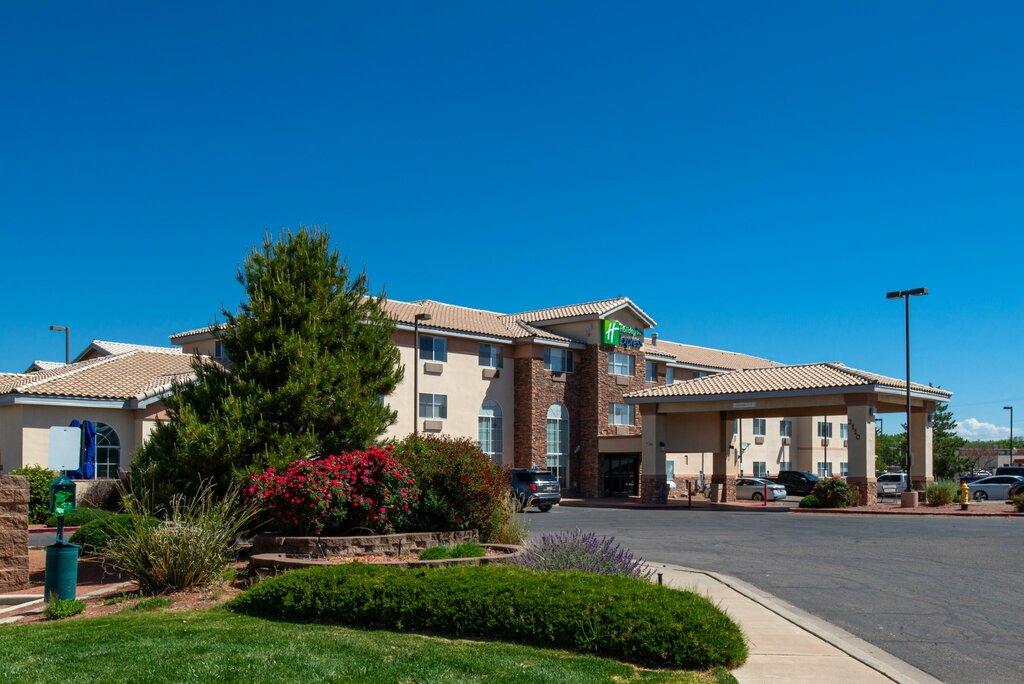 Holiday Inn Express & Suites Farmington (Bloomfield), an IHG Hotel