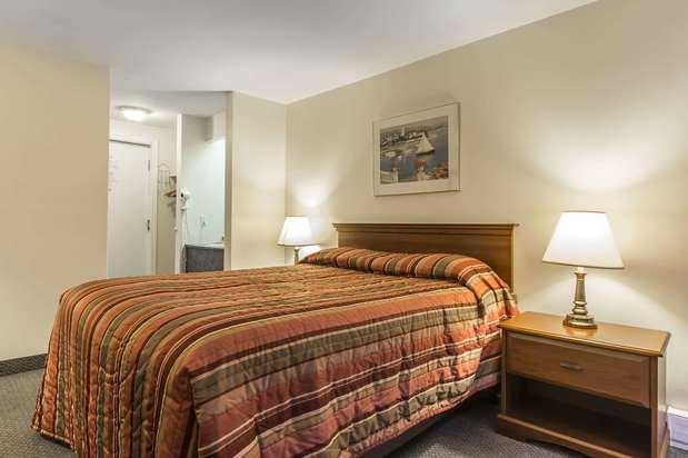 Econo Lodge Inn & Suites