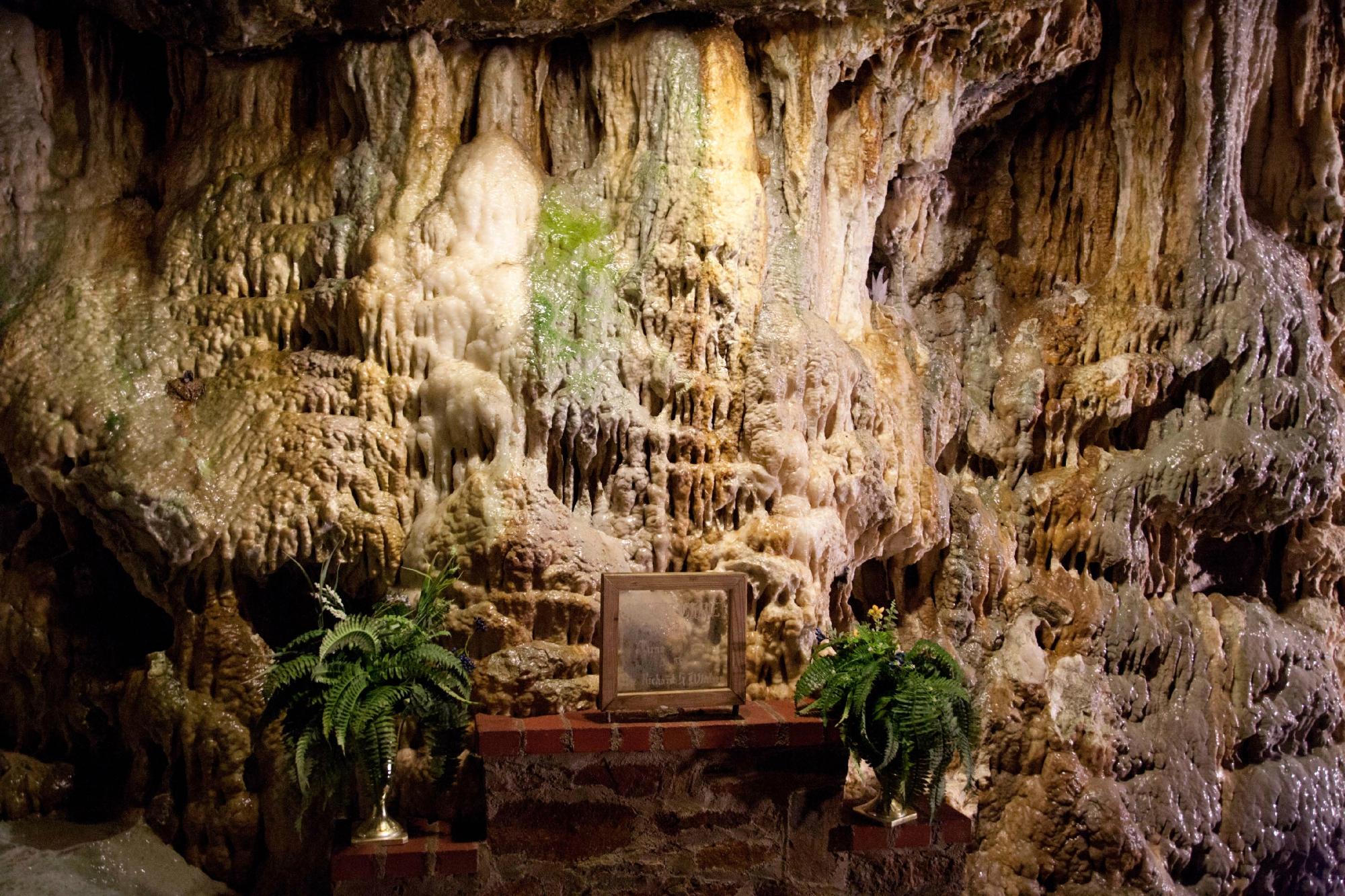 Lost River Caverns