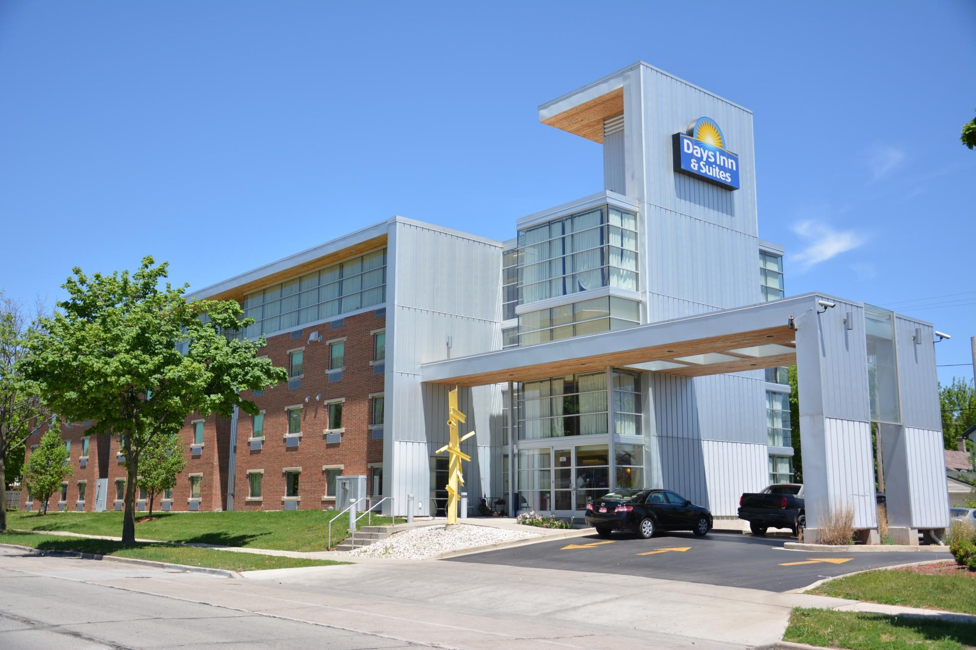 Days Inn & Suites By Wyndham Milwaukee