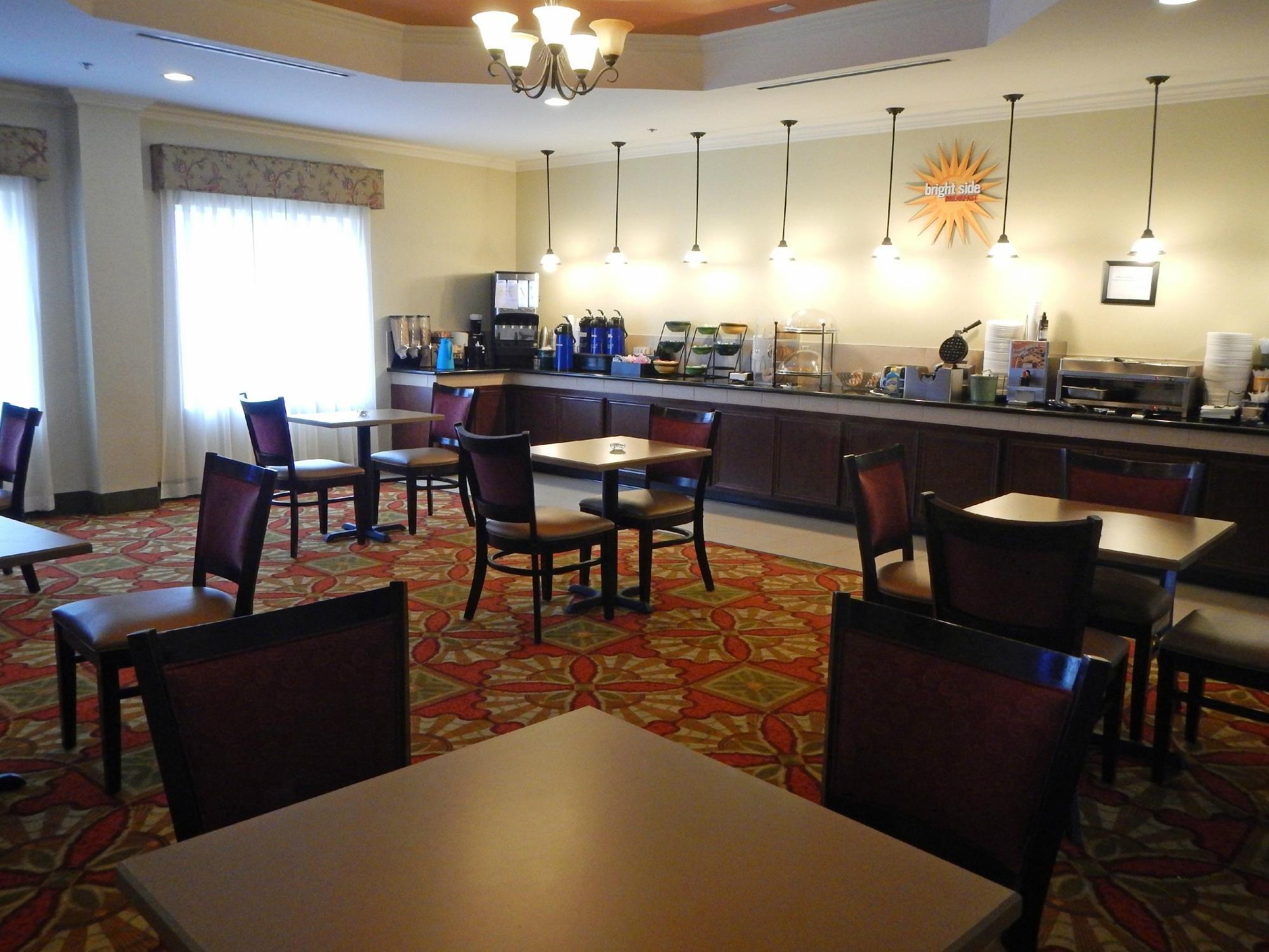 La Quinta Inn & Suites by Wyndham Columbus TX