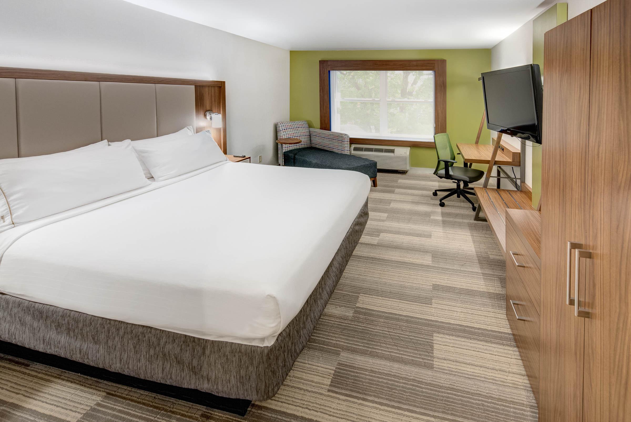 Holiday Inn Express & Suites Woodbridge, an IHG Hotel