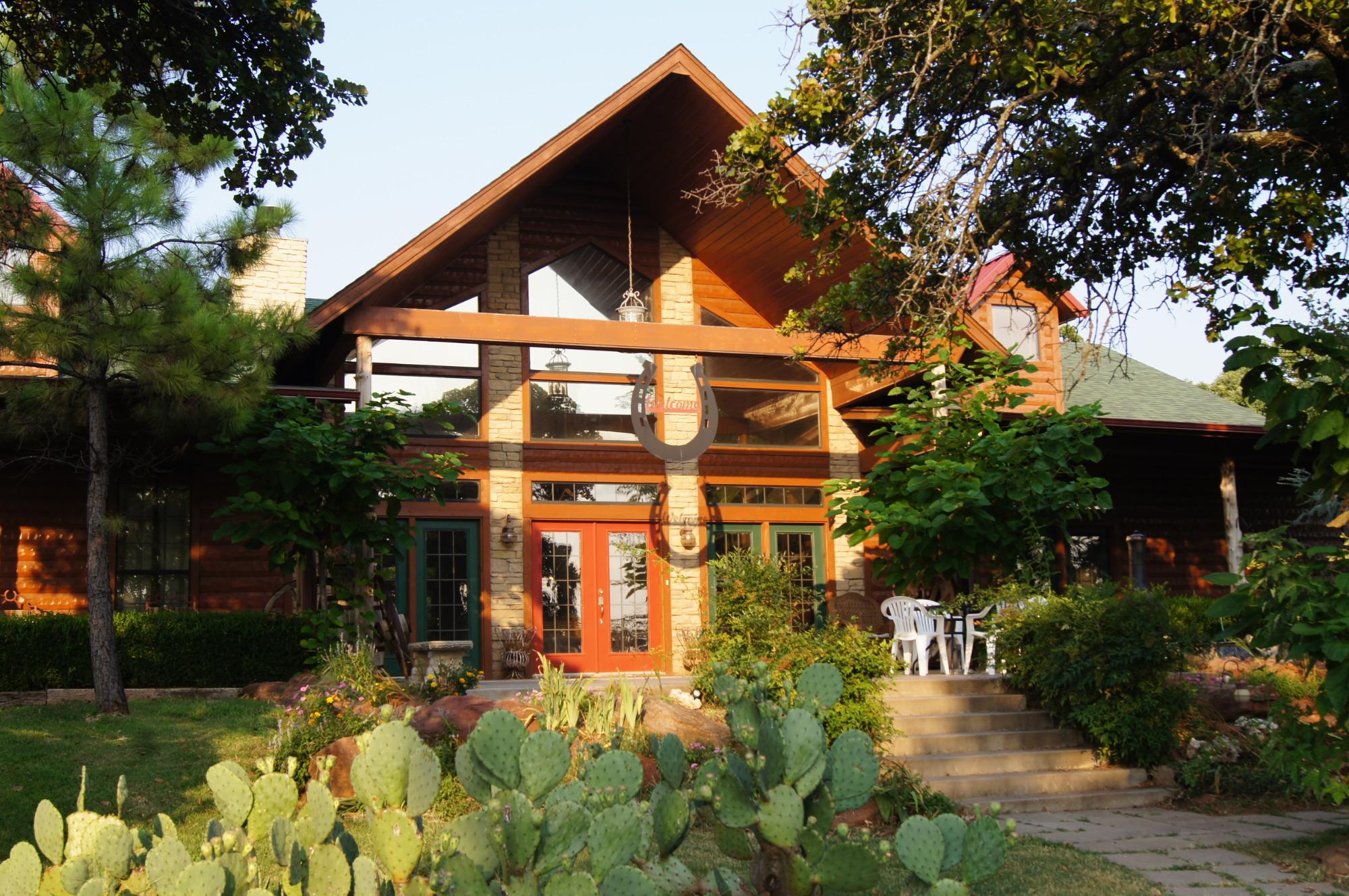 Rusty Gables Guest Lodge & Gallery