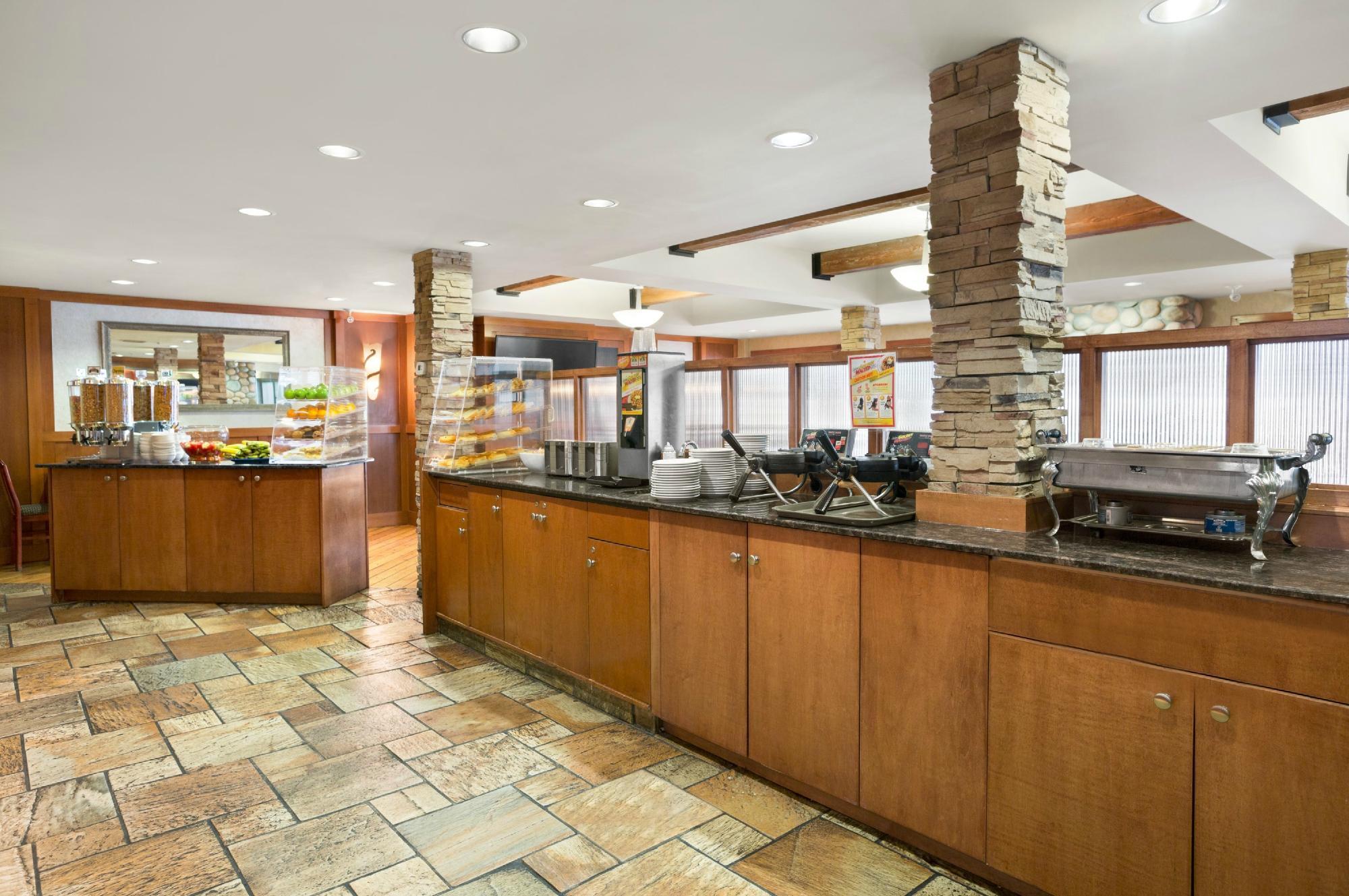 Canmore Inn & Suites