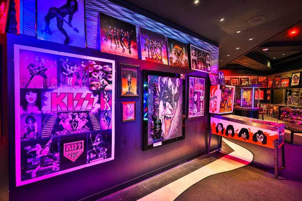 Kiss By Monster Mini Golf