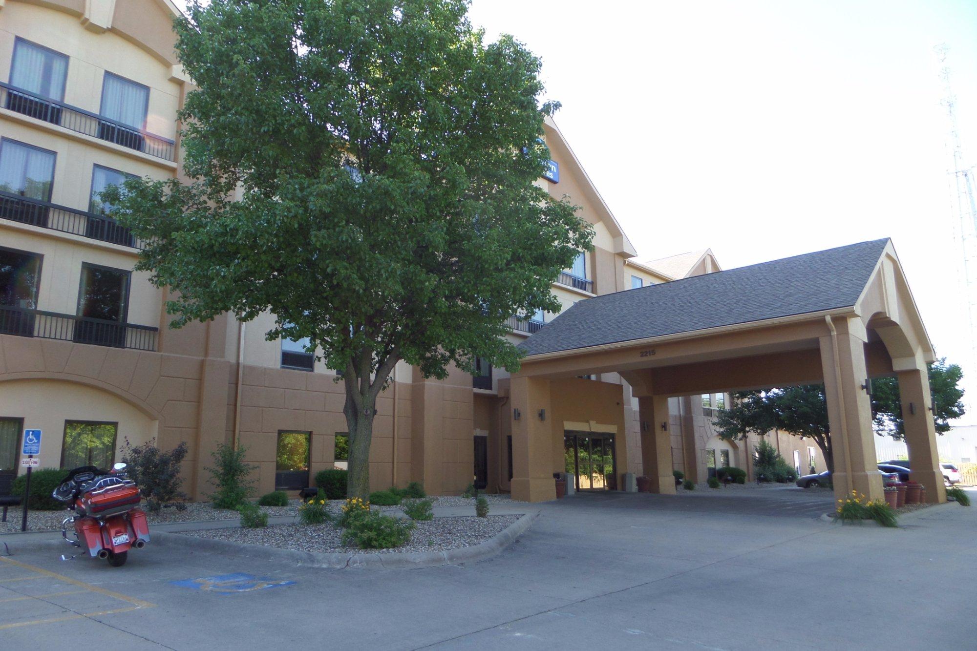 Days Inn & Suites By Wyndham Cedar Rapids