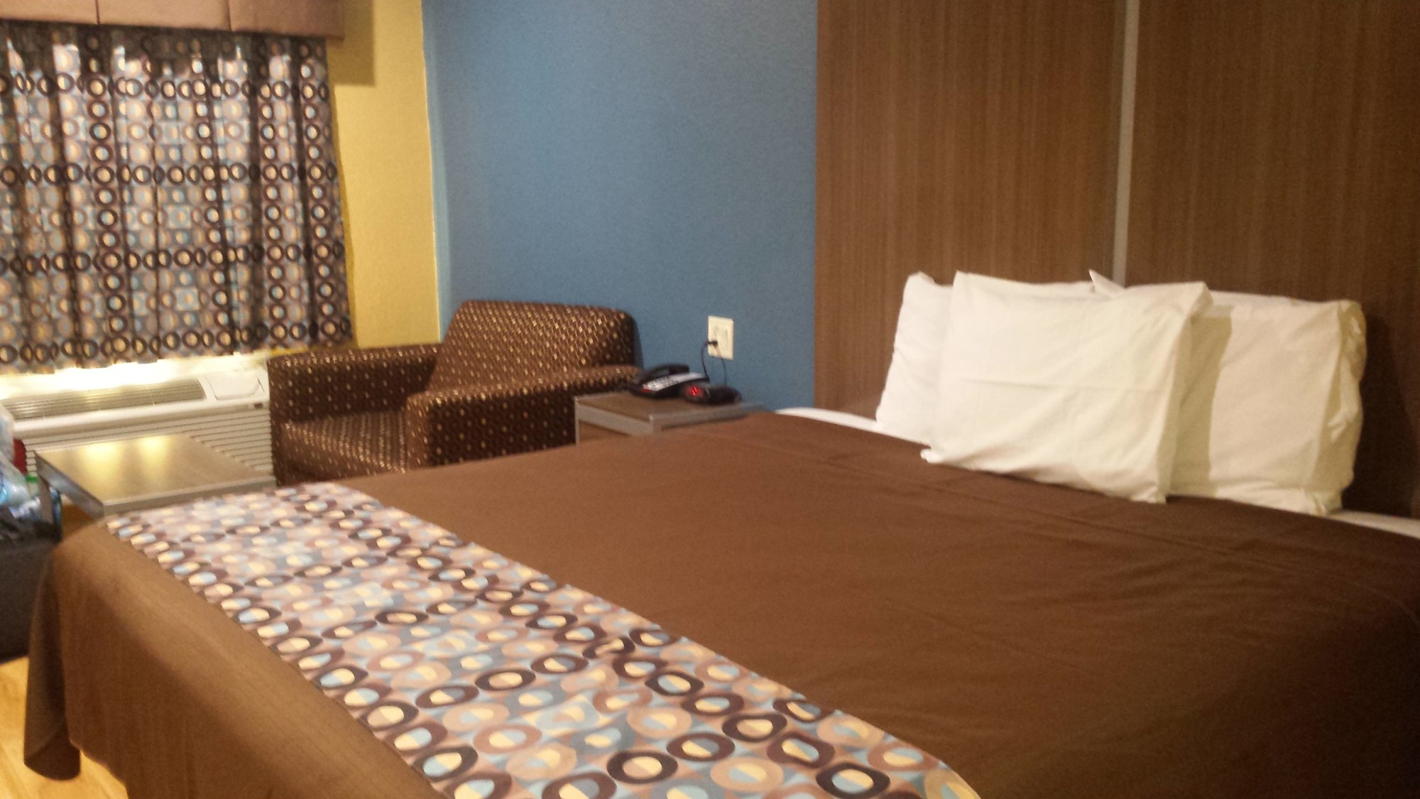 Deluxe Inn & Suites - Baytown