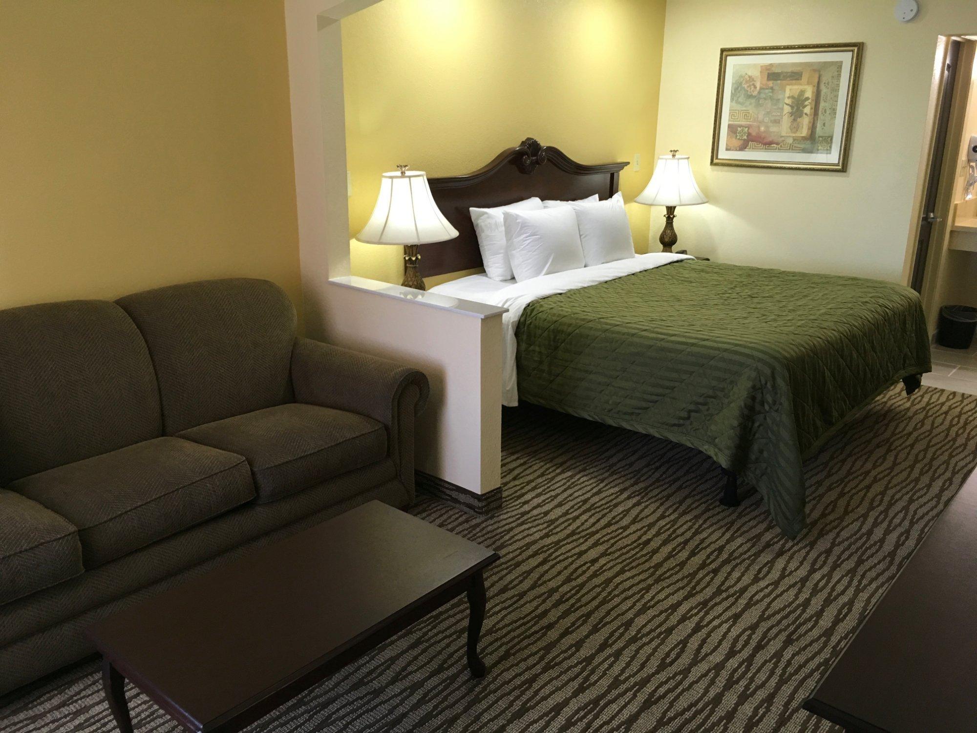 Econo Lodge Inn & Suites