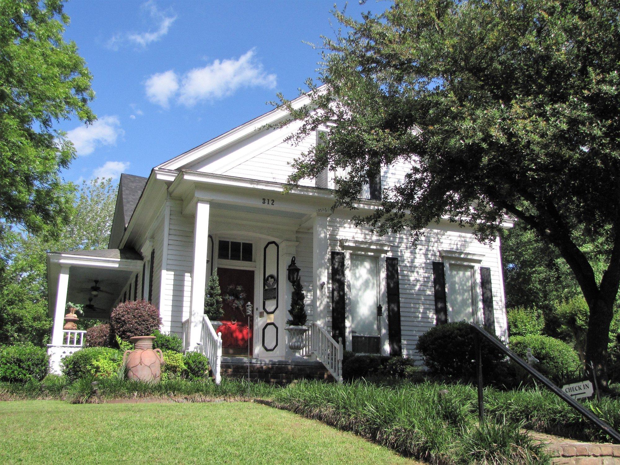 Claiborne House B & B