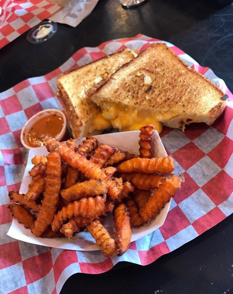 Cheesie's Pub & Grub - Lakeview