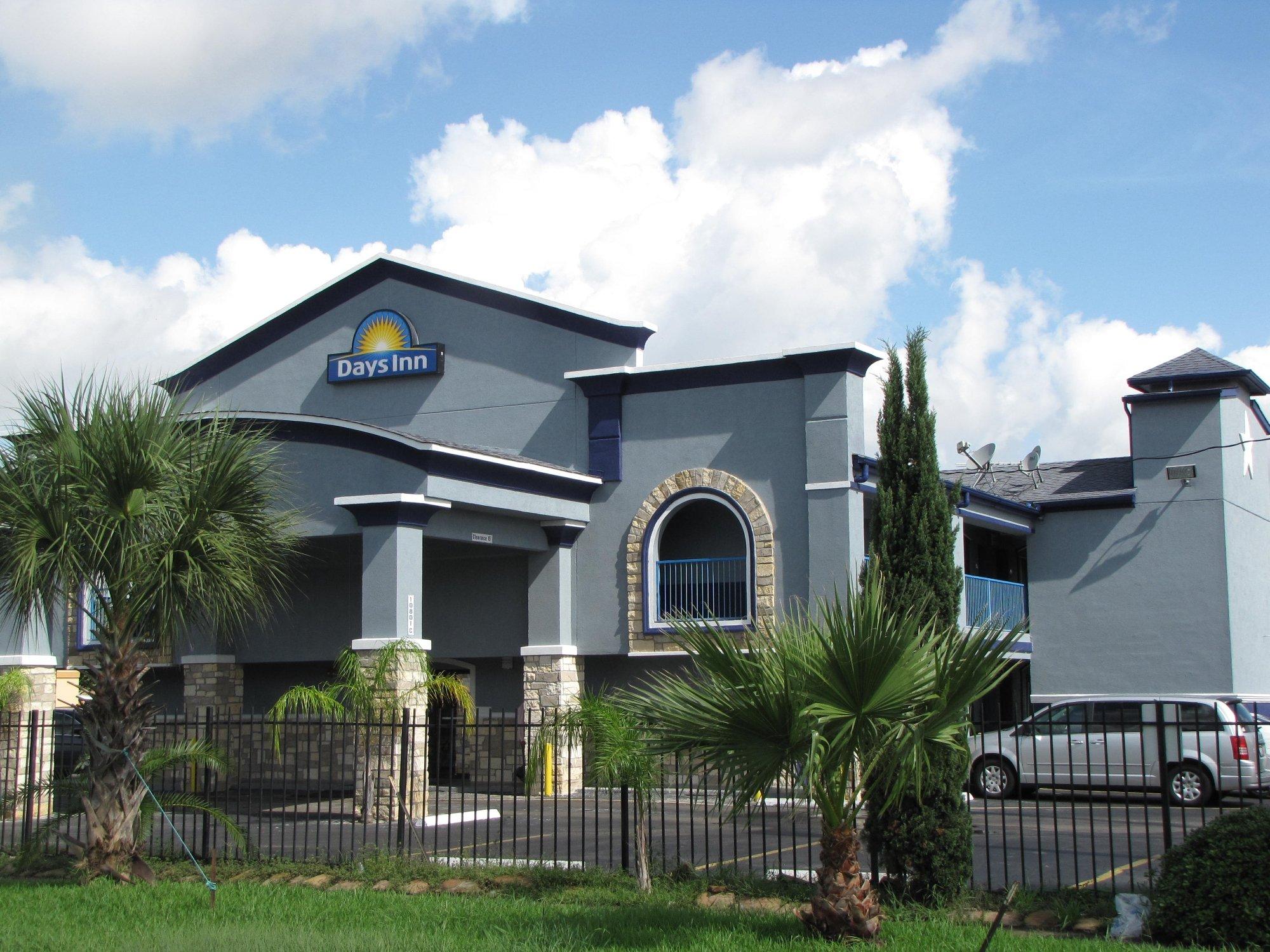 Days Inn By Wyndham Houston East