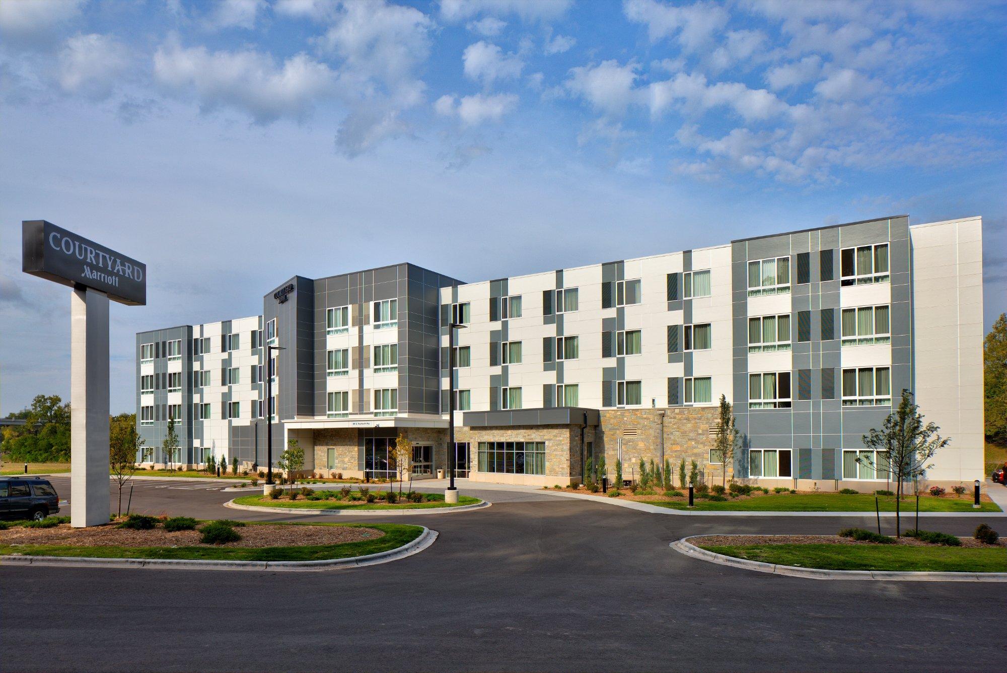 Courtyard Appleton Riverfront