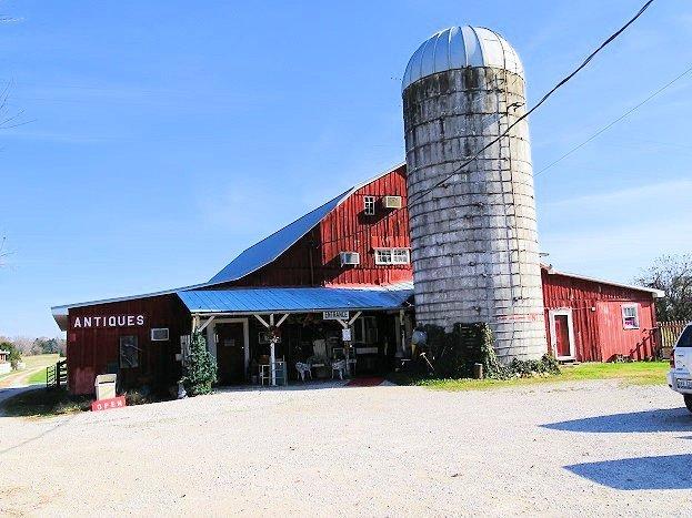 Bennie's Barn Antique Mall