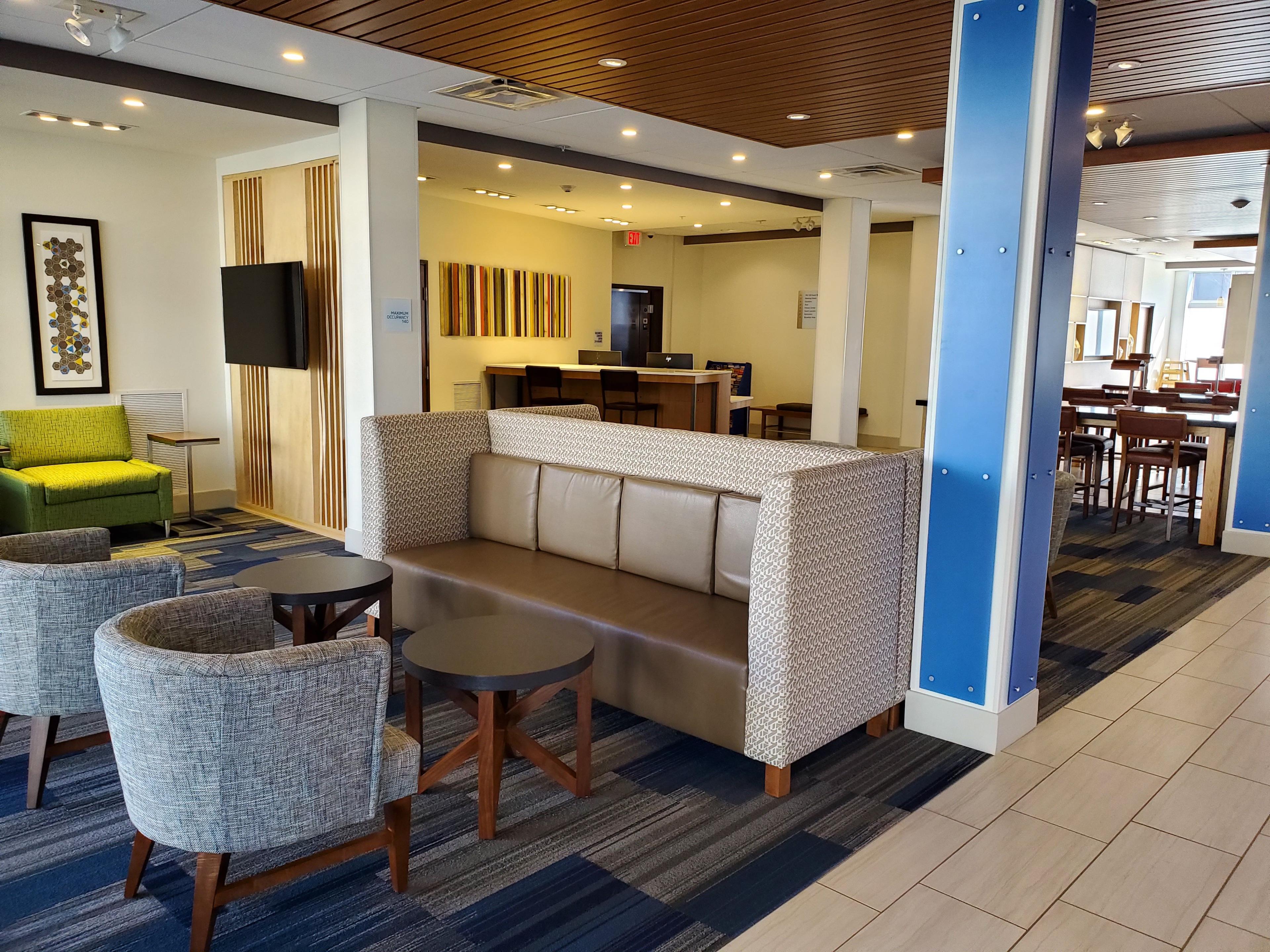 Holiday Inn Express & Suites Medford, an IHG Hotel