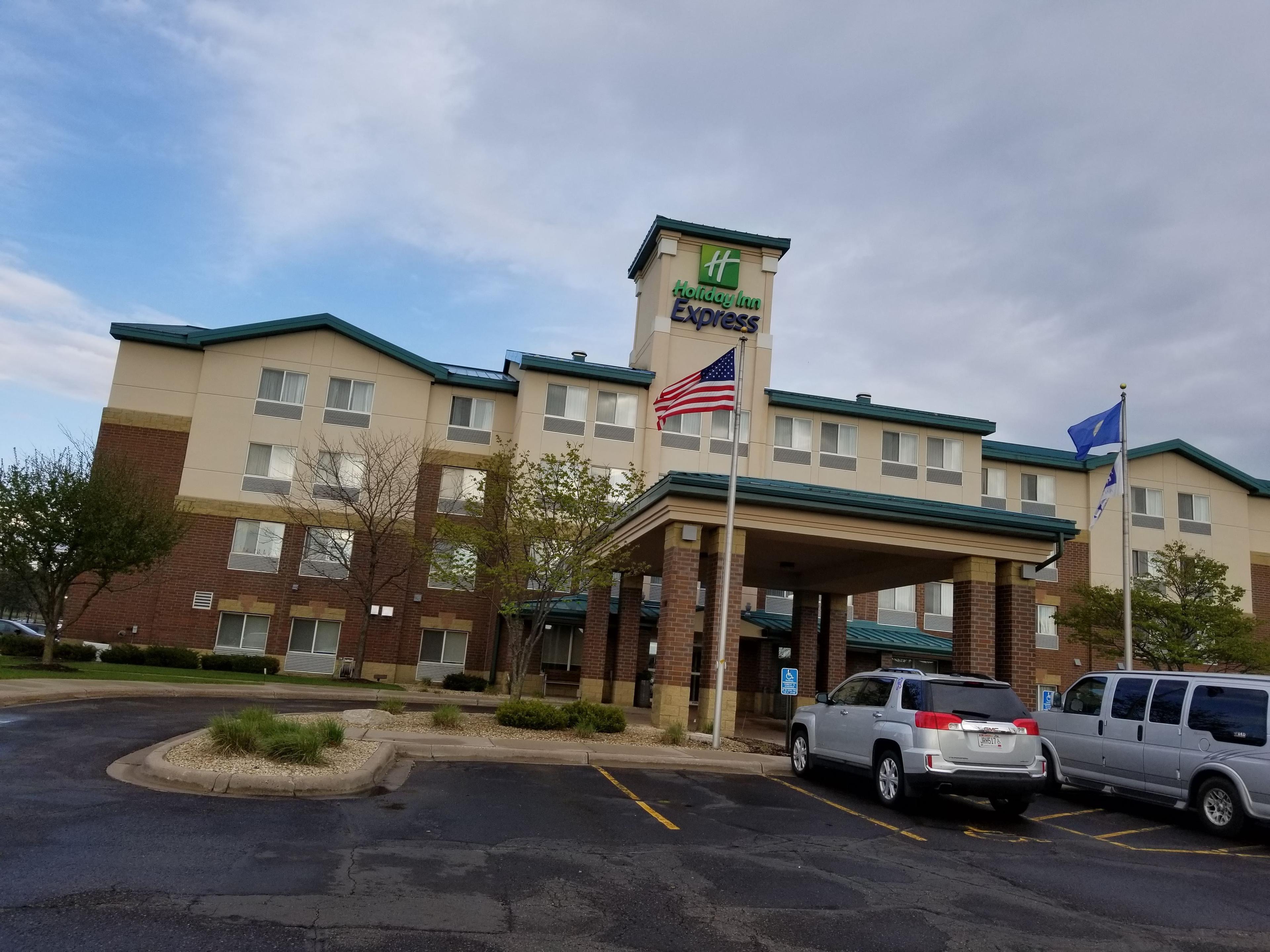 WW Studio @ Holiday Inn Express & Suites St. Paul NE Vadnais