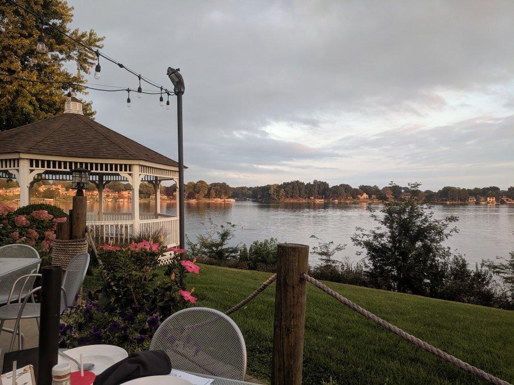 Seasons Lakehouse Restaurant and Pub