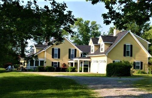 Yellow Carriage House Bed and Breakfast Inn