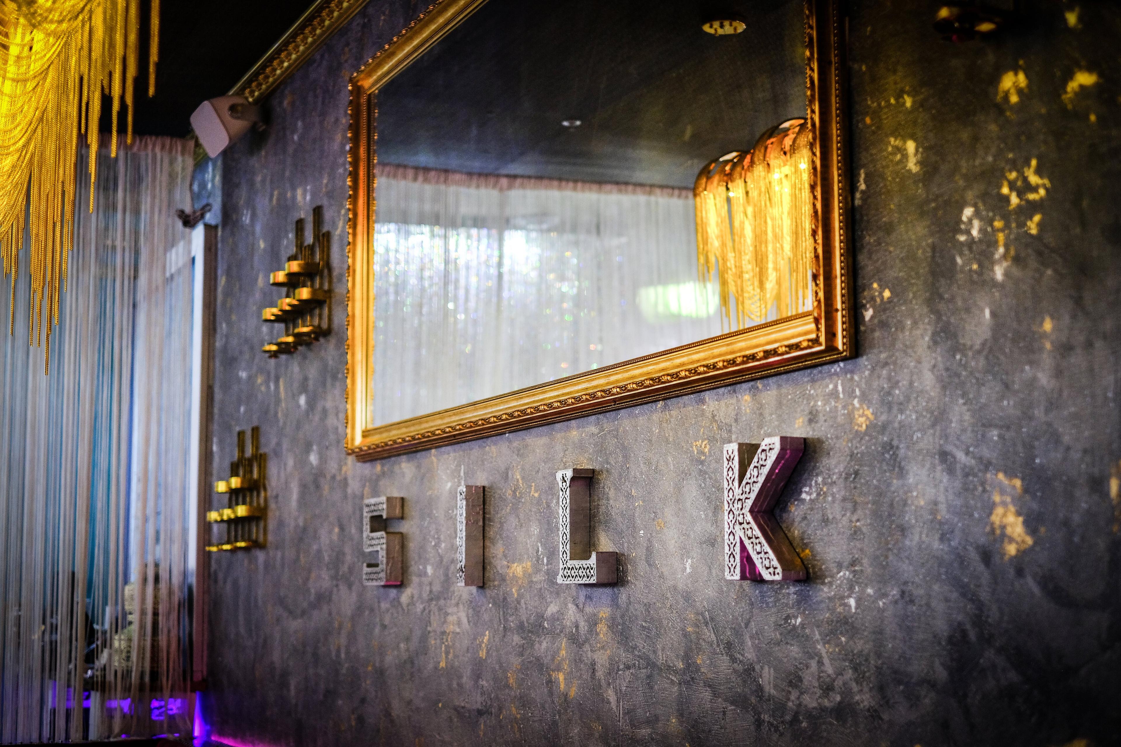 Silk Lounge