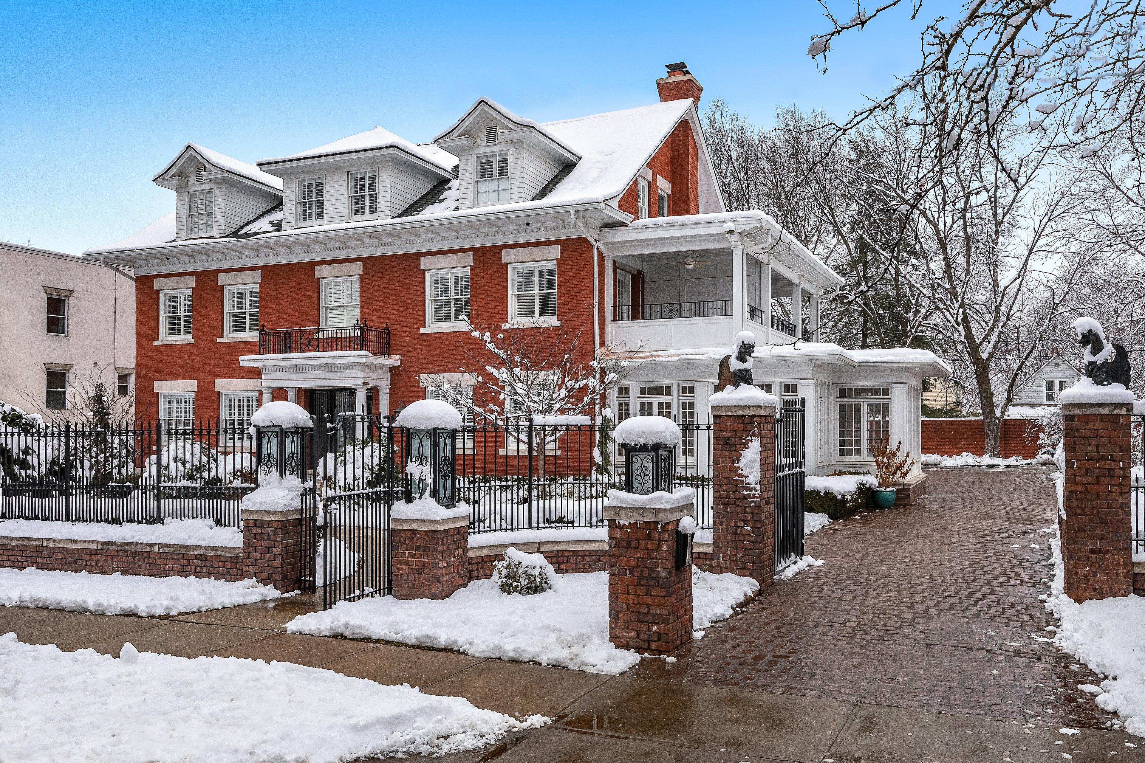 Oak Street Mansion