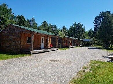 Berry's Motel & Cedar Cabins