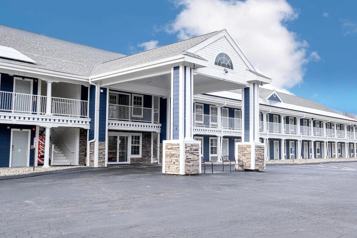 Hilltop Inn & Suites