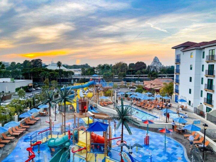 Courtyard Anaheim Theme Park Entrance