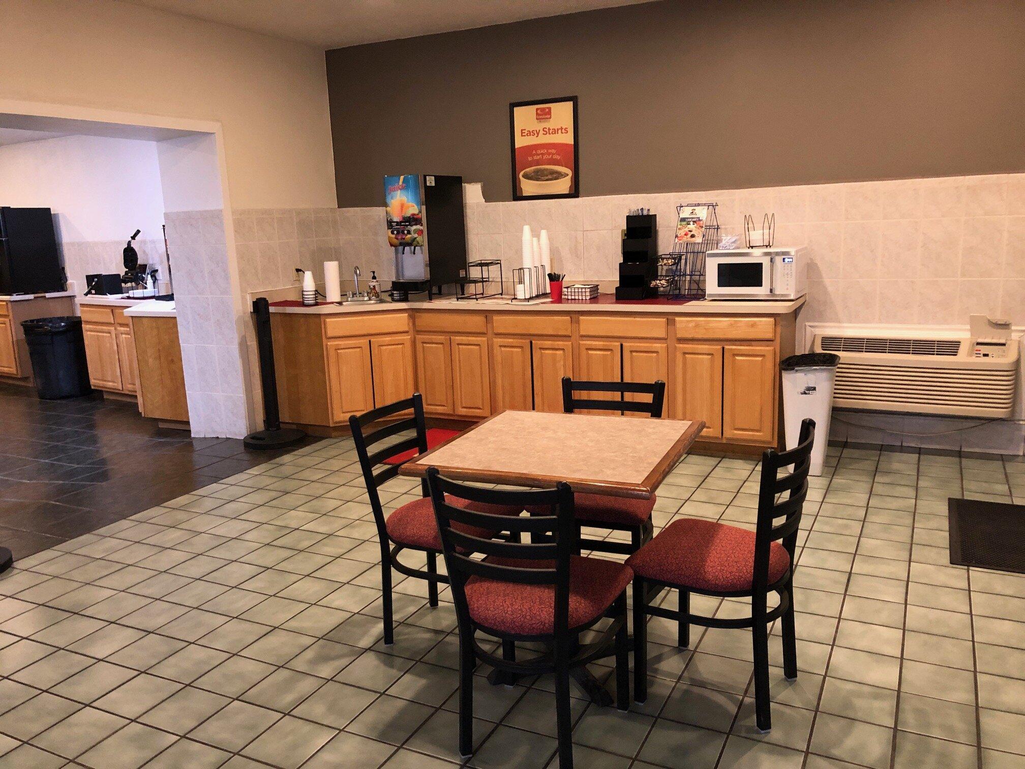 Econo Lodge Inn & Suites