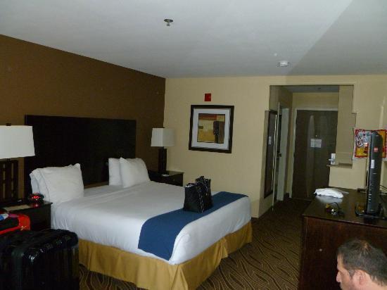 Holiday Inn Express & Suites San Antonio-Airport North, an IHG Hotel